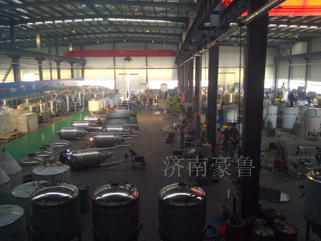 廠房內(nèi)滿滿當當?shù)木勂【圃O(shè)備