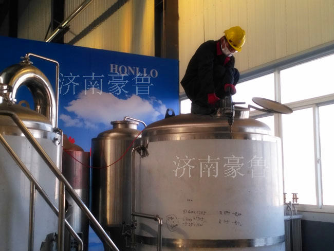 工人在認真的焊接設(shè)備接口