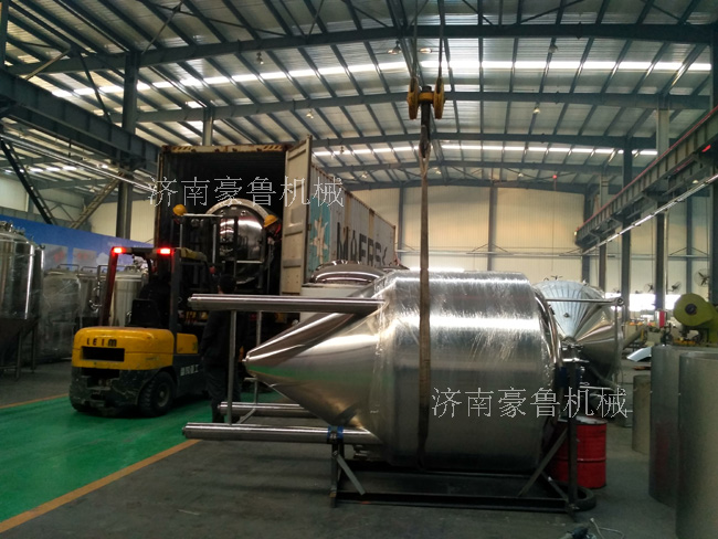 等待運輸的發酵罐 等待運輸的發酵罐